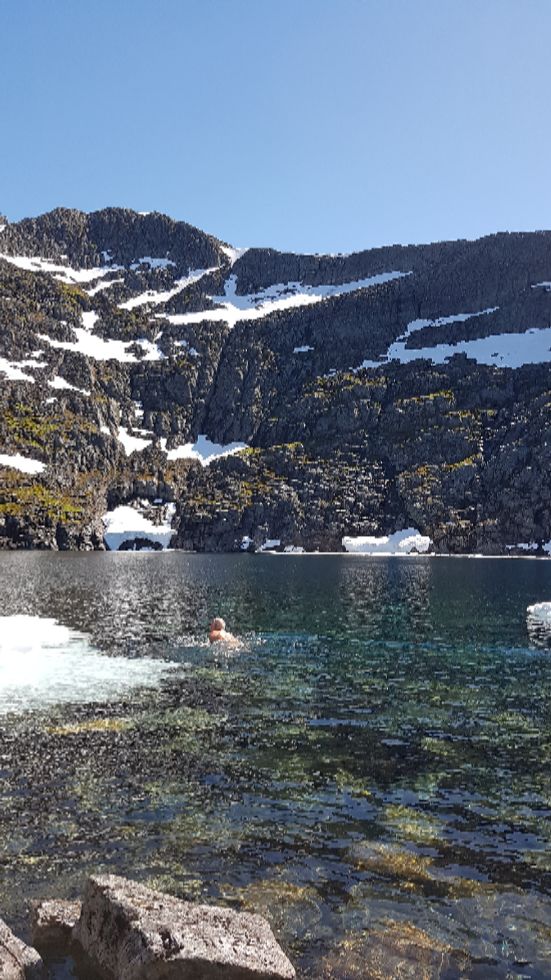 Er været bra (fra juni) kan en bade i vannet under Flosteinnibba. Avkjølende.