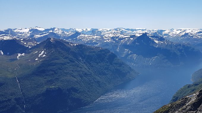 Utsikt mot Synnylvsfjorden fra Flosteinibba i fint vær