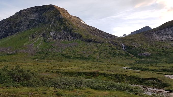 Vasshornet og Tverrfjellet sett fra Vatnedalen. Svartdalskjeften (skaret) midt i bildet. Bakom kan toppen på Skruven sees. Oppgangen tok jeg til venstre for elva