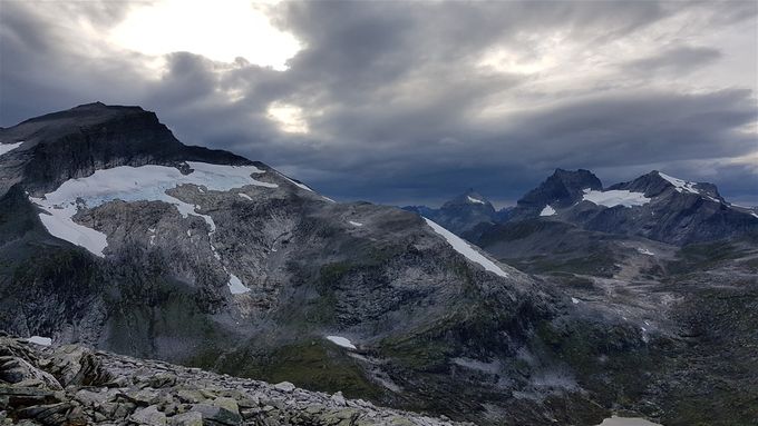 Utsikt fra Vasshornet mot nordvest. Det kunne se ut til å bli dårlig vær. Til venstre Skruven. Midt i bildet Slogen og Smørskredtindane til høyre.