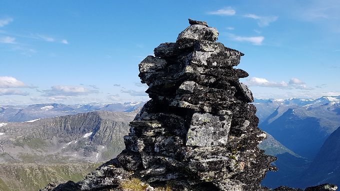 Toppvarden på Tverrfjellet. Utsikt mot syd