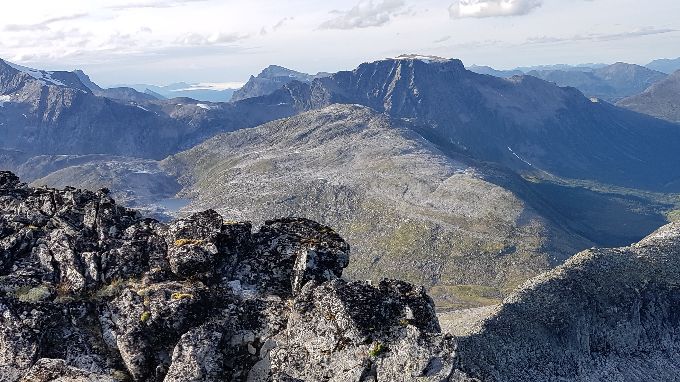 Tilbakeblikk på egga mot toppen av Tverrfjellet. Til høyre kan en se vatnet som nok har ført til navnet Vasshornet. Nærmest fjellet litttil venstre er Sikholfjellet (det er nok ikke mange som har hørt om) . Bak dette ligger Leirvasshornet med sin flate topp.