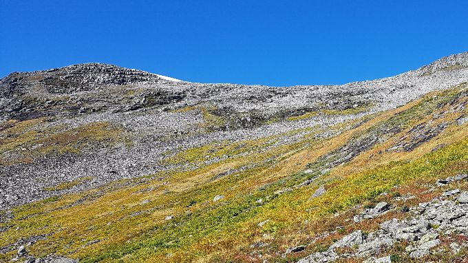 Terrenget flater litt ut etter hammeren er passert. Videre går en opp i skaret litt til høyre for midten for å unngå også her noen hammere