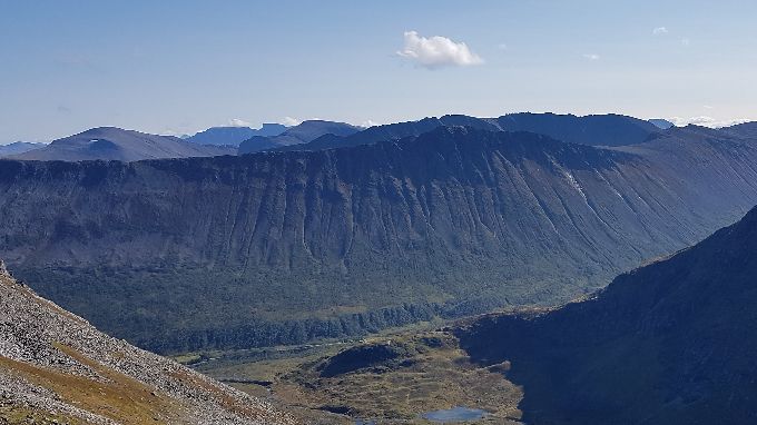 Her kan en se ned skråningen en har gått fra Tverrdalen. I bunnen sees Rødsetstølen. Rett i mot ser en ryggen av Svartetindane og til høyre Sikholfjellet