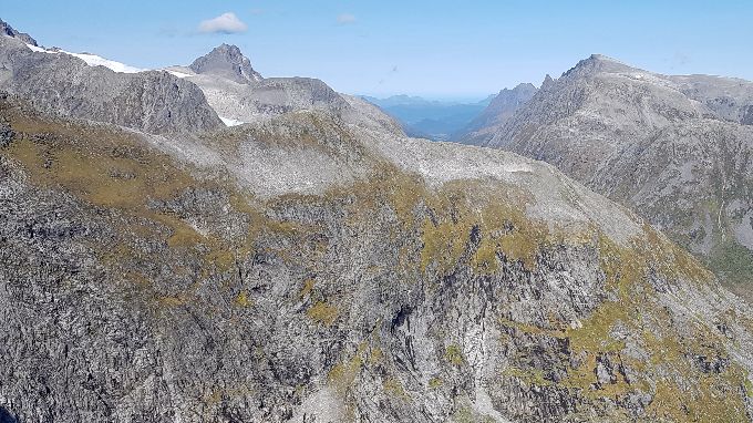 Utsikten fra egga på vei mot toppen (før breen). Svartdalen. Midt i bildet ser en toppen av Dalemannshornet med Saurdalsnibba foran. Foran der igjen er Bolten. Toppen som stikker opp litt til venstre er Brunstadhornet.