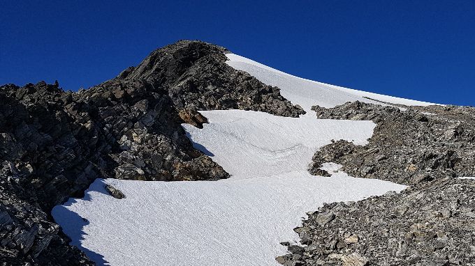 Her var en dump i breen og jeg valgte å gå over på ura til høyre og krysse oppover den mot toppen. Toppen ser en herfra