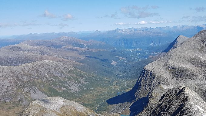 Utsikt mot nordøst. Leirvasshornet til høyre med Storhornet stikkende ut til venstre. Stranda sees ned i dalen