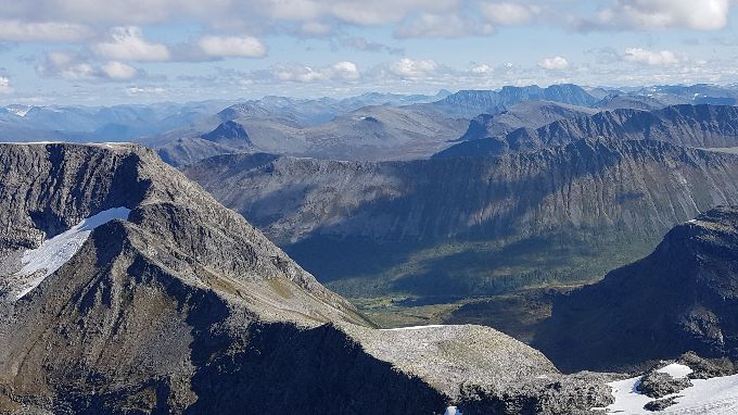 På toppen og ser på veien tilbake . Rødsetstølen ned i dalbunnen. Leirvasshornet til venstre. Svartetindane med Emdalstindane bak. Sikholfjellet til høyre
