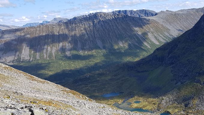 Veien ned igjen og siktet meg mot vatna ned i dalen