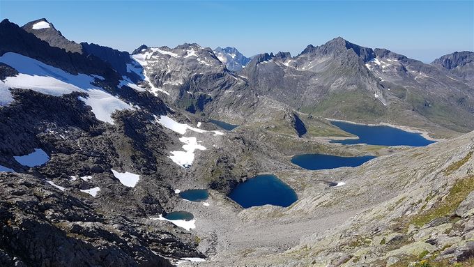 Utsikt nedover mot  Riksheimdalen. Storevatnet lengst til høyre. Så følger 3. vatnet  og 4. vatnet midt i bildet. Til informasjon er det 2. vatnet som ligger litt bak i bildet nedenfor Storvasstind.