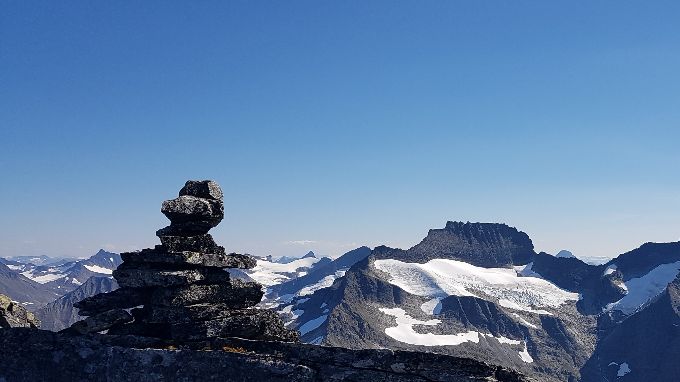 Toppvarden er ikke spesielt stor (lite løsstein å finne). Midt i bildet sees Råna
