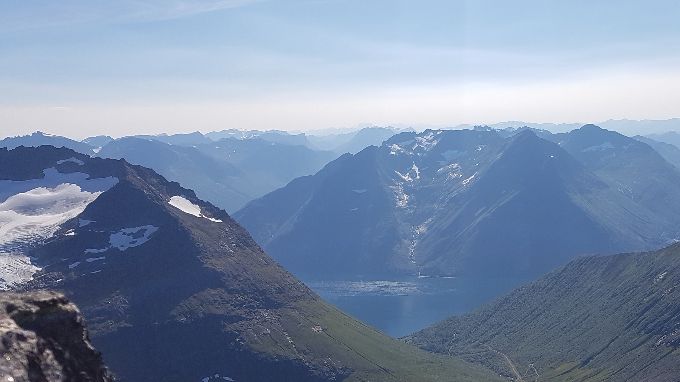 Utsikt ned mot Trandalen med Dalegubben og Sylvkallen midt imot på andre siden av Hjørundfjorden