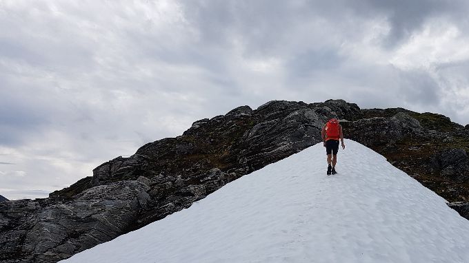 Det var mange snøflekker på vei opp mot Kvitegga og Svaretindane som var greie å gå på. Dette var tidlig i juli