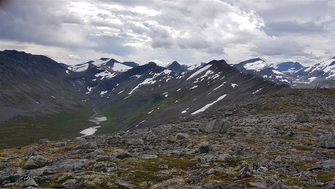 Utsikt innover Svartetindane mot syd. Emdalsdalen ned til venstre