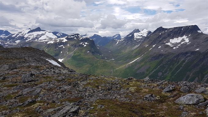 Utsikt fra Svartetindane  mot nordvest med Skruvane til venstre og deretter Sikholfjellet, Tverrdalen  med toppen av Jakta i bakgrunnen også Smørskredtindane til høyre.