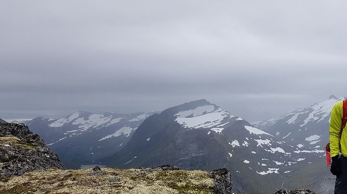 En varde på veien. Dette var på returen og været begynte å bli surt. Sikholfjellet i bakgrunnen. Bak ryggen min er Smørskredtindane