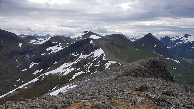 Mot slutten av Svartetindane. Vatnedalsegga til høyre. Midt i bildet i horisonten sees Blåfjellnibba