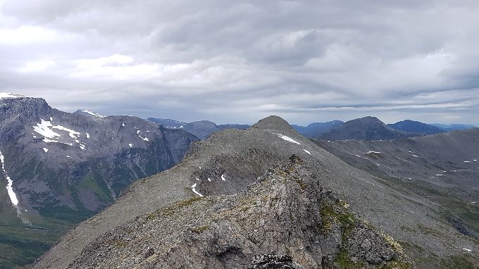 Tilbakeblikk nordover Svartetindane. Emdalsdalen ned til høyre