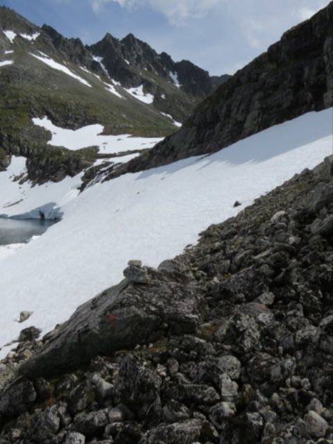 Tidlig påsommeren er veien på østsida av 3.vatnet dekt med snø med en kraftig helning som går rett i vannet. Anbefaler ikke å gå veien når det ser slik ut.