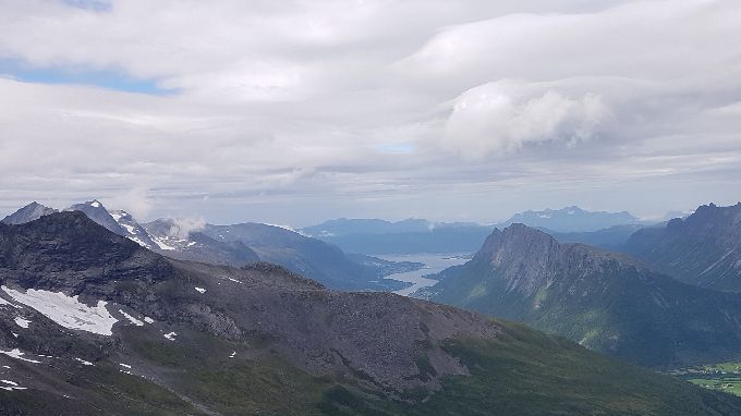 Utsikt fra Gullmorhornet ned mot Vellesetra og Velldalen som er veien opp. I bakgrunn ser ut mot Ikornes og Sykkylven sentrum