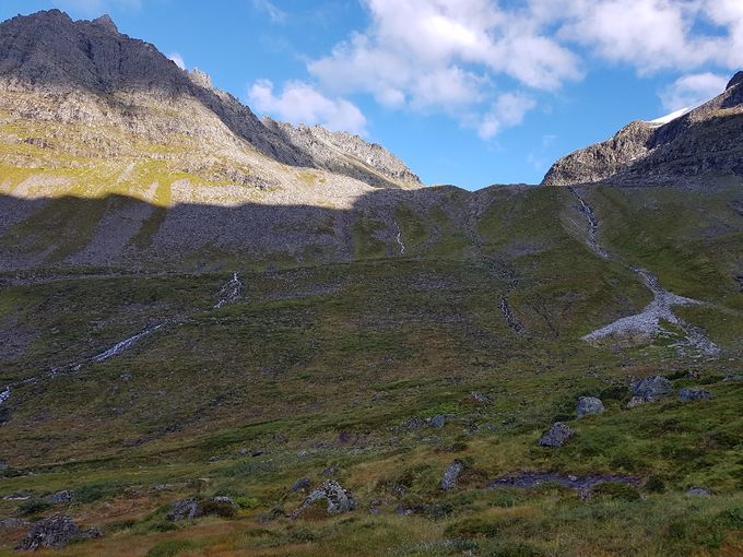 Gullmorbrekka . Stien går på ryggen ved siden av elva mest til høyre. Brunstadhornet til              venstre og Gullmorhornet til høyre