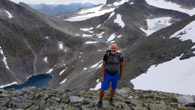 Veien opp langs kanten av fjellet. Litt vegetasjon og fastere ur her. Ned i bunnen ser en Gullmordalsvatnet