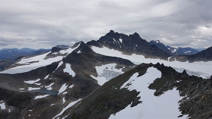Utsikt fra toppen mot sør med Brekketindane som rager høyest. Her ser en også ryggen av Gullmorhornet og veien på øvre kant av breen  mot toppen. Det virket bratt og utsatt og ble ikke prøvd