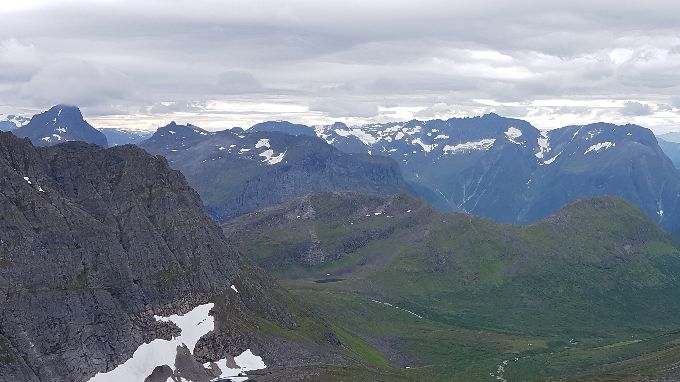 Utsikt mot Urke og Sæbø. Det som utgjør Urkeegga (Maudekollen og Klokksegga ) ligger midt i bildet. Saksa kan sees. Til høyre er sida på Velleseterhornet og Geithornet på venstre side av dalen