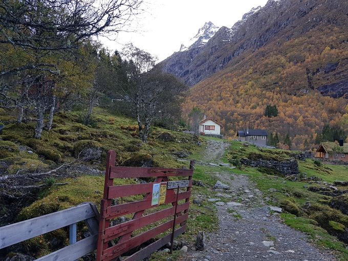 Brunstadsætra. Porten åpen fordi husdyra som går er tatt ned for høsten.