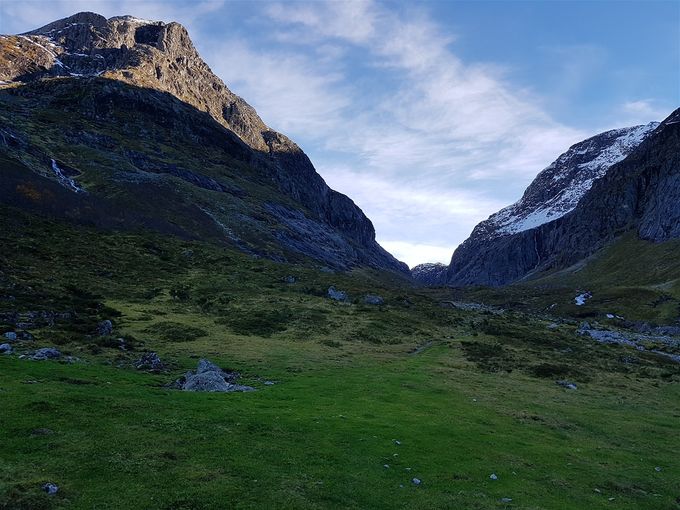 Her er det riktig greit å gå med fin sti. Helt i bakgrunn ser en Leirvasshornet. Saurdalsnipa til venstre. Deler av Skartinden til høyre.