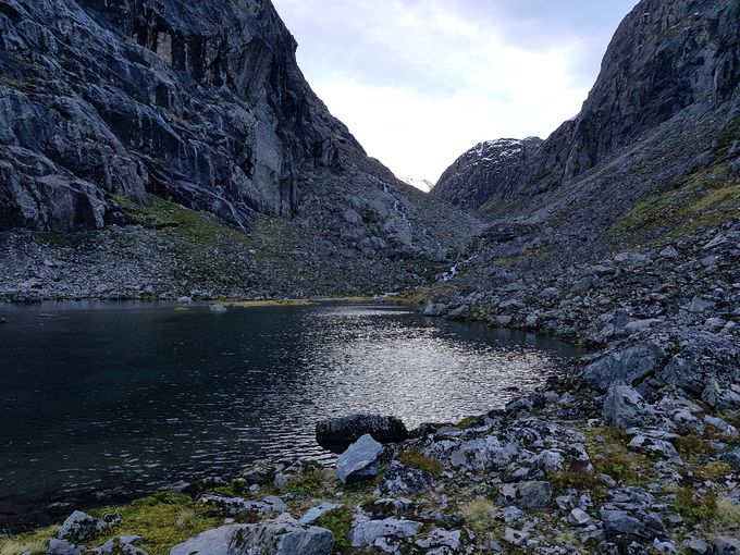 Ett lite vann før dalen blir trang og med en krevende ur å gå i