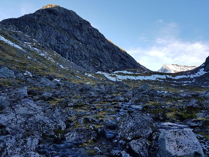 Siste veien mot høyeste punkt i dalen. I bakgrunn Leirvasshornet og til venstre fjellet Bolten