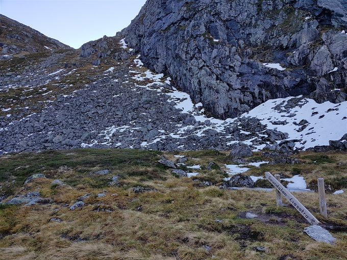 Her ser en skiltet som viser vei opp skaret til Saurdalen og så går turen videre ned Åndalen til Liasætra.
