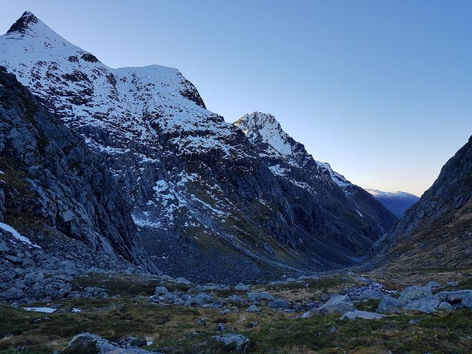 Tilbakeblikk ned Brunstaddalen med Skartinden og Brunstadhornet