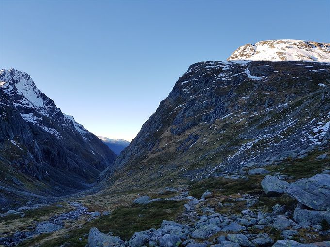 Saurdalsnibba til høyre (på østsiden av dalen)