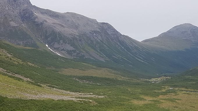 Utsikt fra Svartdalskjeften ned Vatnedalen med Instesætra midt i bildet
