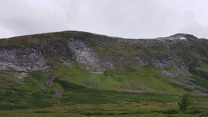 Sikholfjellet sett fra Vatnedalen. Toppen ligger litt til høyre for midten av bildet