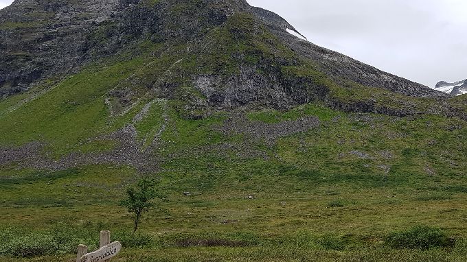 Til høyre for elva går en opp til Svartdalen. I bakgrunnen ser en Skruven. Til venstre er ryggen opp mot Vasshornet og Tverrfjellet