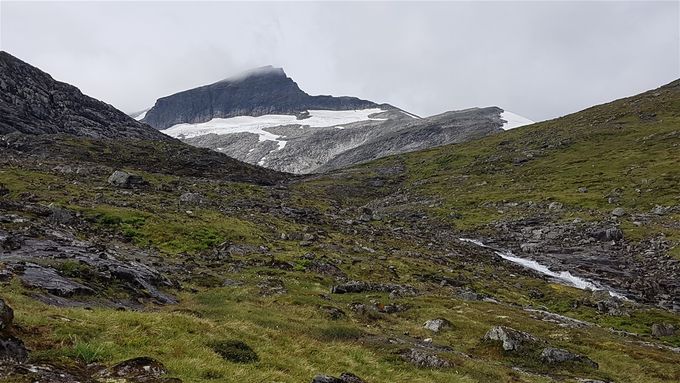 I skaret (Svartdalskjeften). Skruven i bakgrunn. Ryggen opp Sikholfjellet ses til høyre