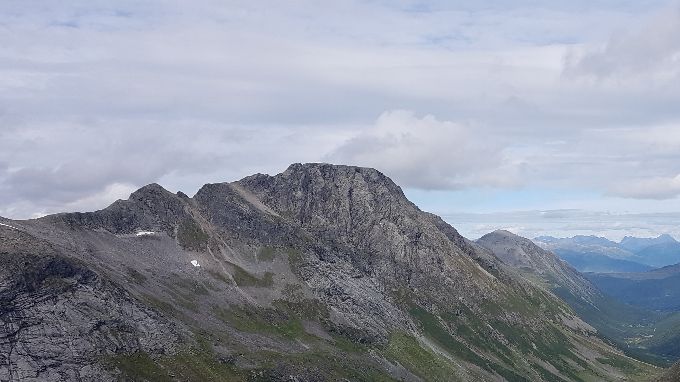 I skaret mellom Sikholfjellet og Litlehornet ser en ned i Tverrdalen. Tverrdalen er det vansligtse utgangspunkt for å gå på Smørskredtindane. Det er Leirvasshornet som er høyest og midt i bildet ligger Storhornet