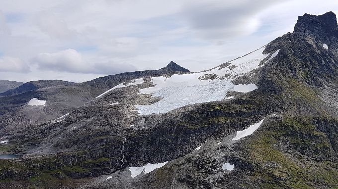 Skruven sett fra Litlehornet. Spissen til venstre er Tverrfjellet