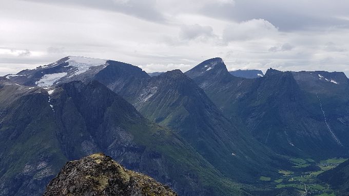 En må gå ned og fremover ryggen på Litlehornet for å få god utsikt ned Norangsdalen. Til venstre sees Keipen med snøkledde Risenosa bakom. Jakta stikker opp omtrent midt i bildet
