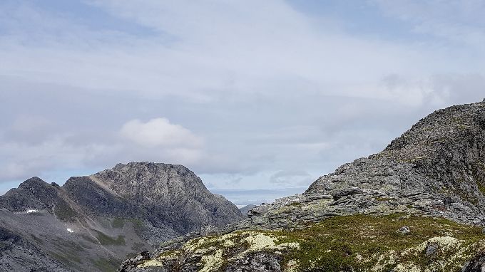 En kan gå ett godt stykk nedover og frem på ryggen av Litlehornet. Toppvarden sees til høyre i bildet. Leirvasshornet til venstre.