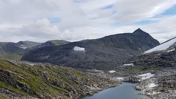 På vei tilbake til skaret mellom Sikholfjellet og Litlehornet og ned dalen. En del ur. Vannet passeres best på høyre side. I bakgrunn toppen på Tverrfjellet
