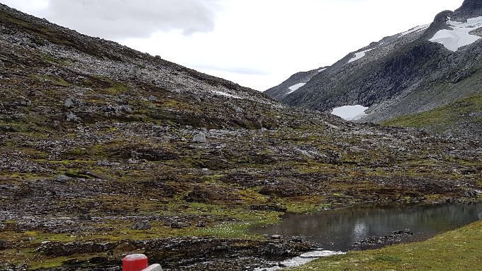 Skilteing mot Russadalsvatnet og Skruven som ligger til høyre . Til venstre ser en ryggen opp mot Vasshornet/ Tverrfjellet