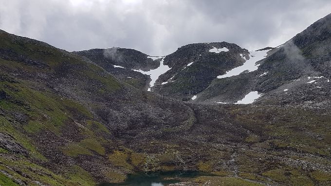Her ser en nedover råsa en må gå opptil skaret hvor ett lite vann ligger.