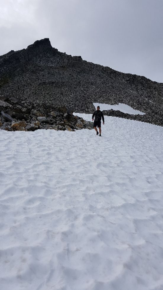 Enkelte steder kan en gå på snø for å komme frem mot nedre del av hammeren som en har ser i bakgrunnen