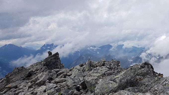 De 2 toppvardene på Geithornet. Bakom kan en se ned på Saksa og fjella på andre siden av Hjørundfjorden