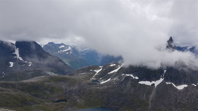 Toppen på Slogen til høyre. Smørskredtindane til venstre. Toppen en ser bakom uten tåke er Staven med Keipen