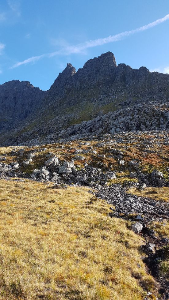 Her ser en fjellet på vei opp mot Storevatnet. Toppen er den som stikker opp omtrent midt på bildet. Dalemannhornet ser en til venstre. Disse fjellene kalles på kartet for Sætretindane.